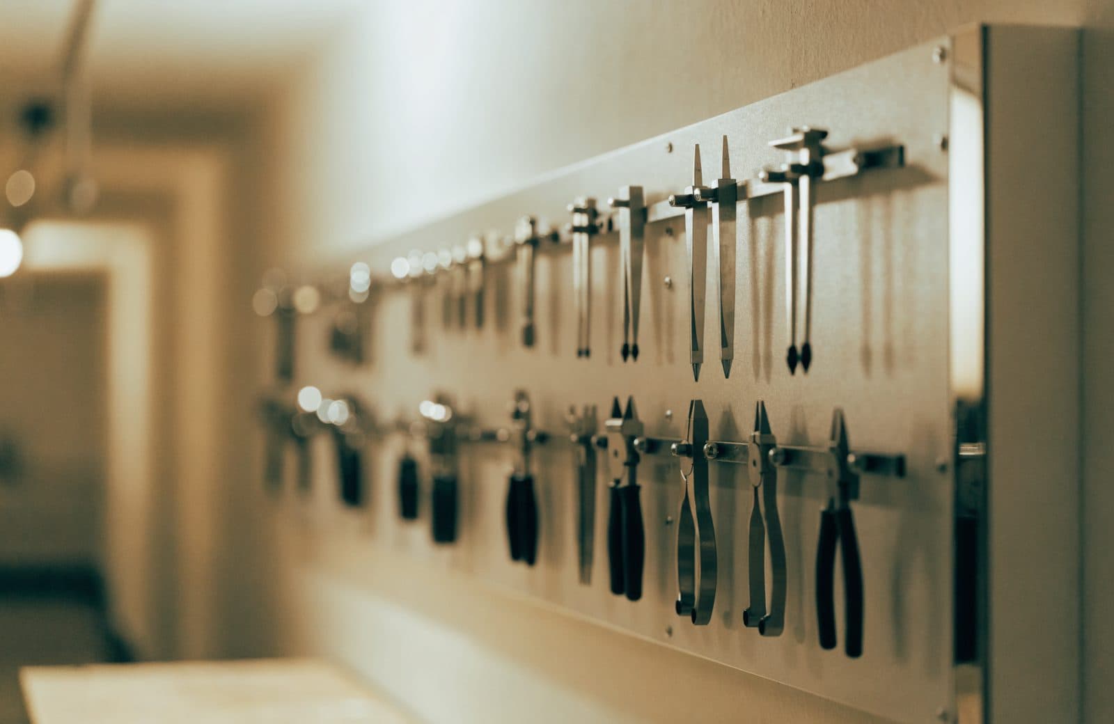 Painel de ferramentas de precisão perfeitamente organizado na parede de uma oficina